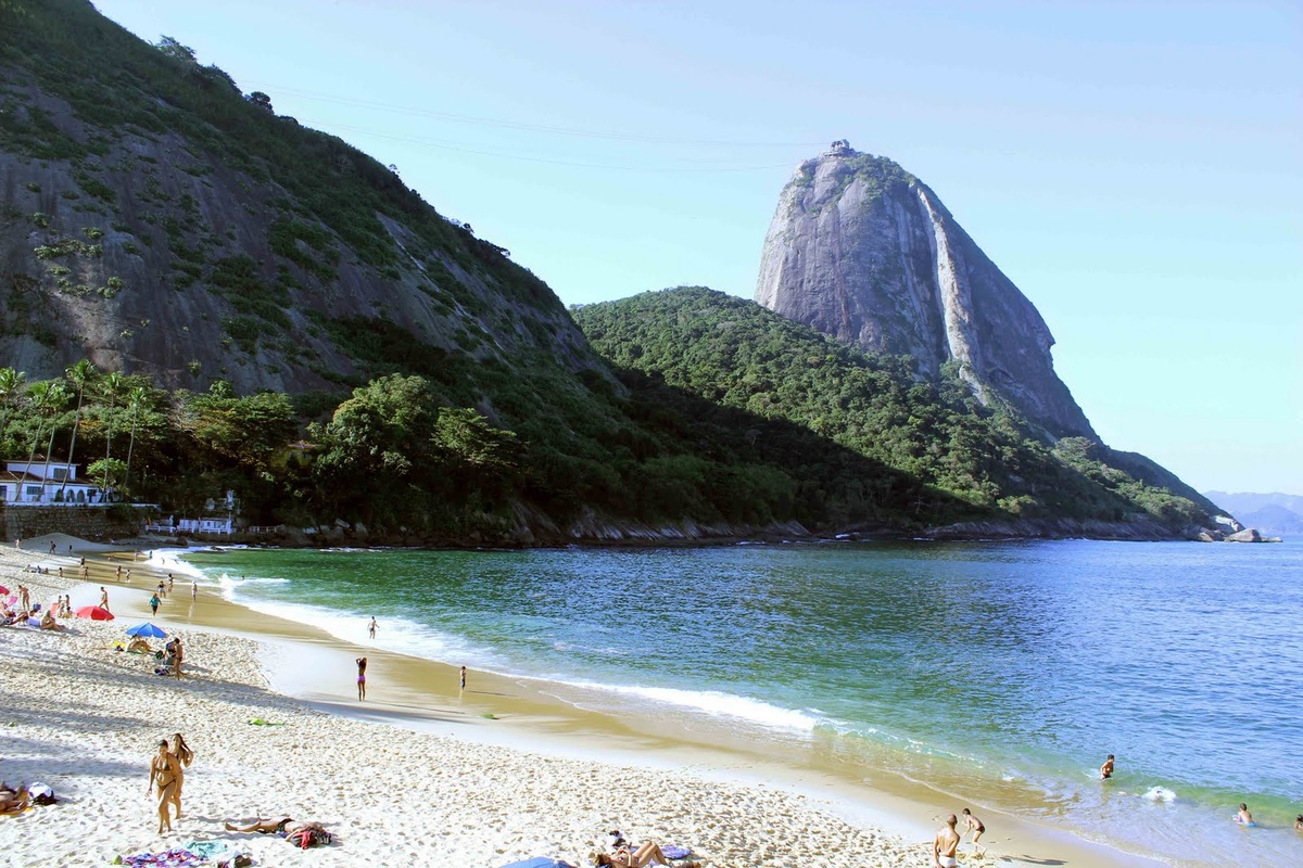 Praia Vermelha com o Pão de Açúcar ao fundo no bairro da Urca, Rio de Janeiro.