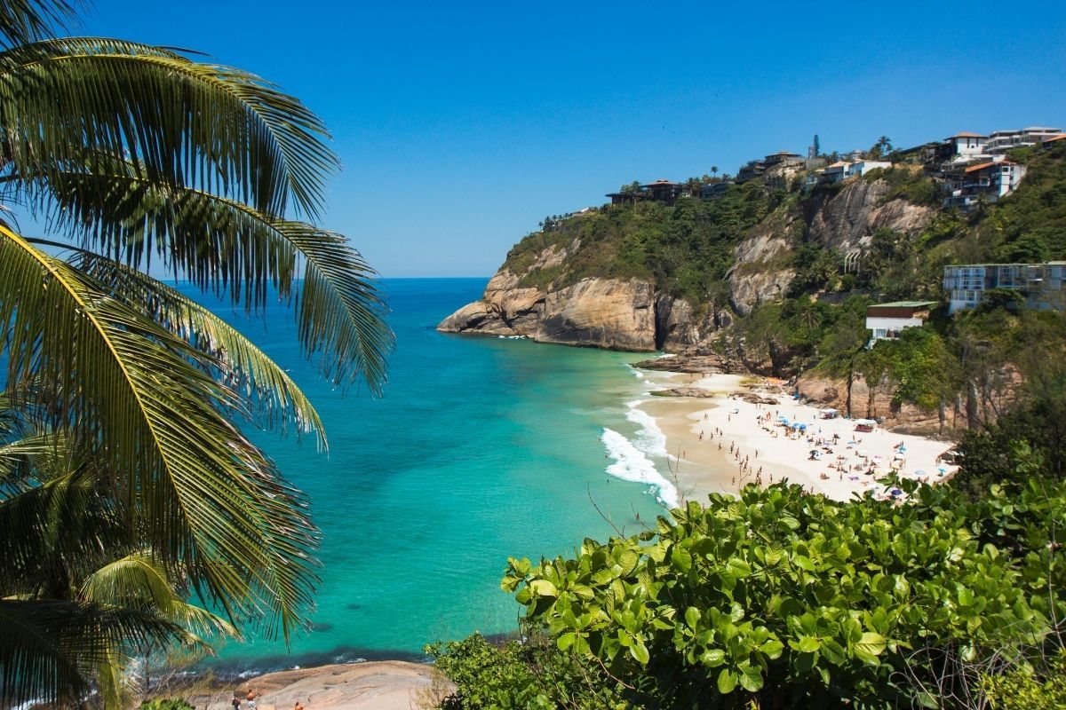 Águas turquesas e penhascos de pedra na escondida Praia da Joatinga.
