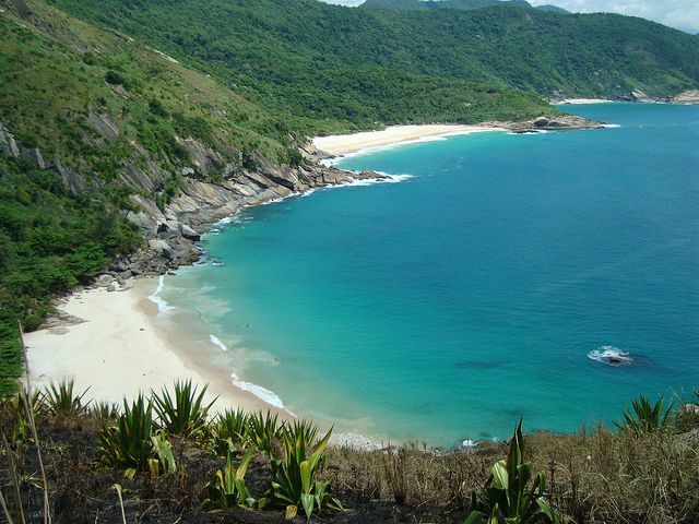 Praia do Perigoso vista da trilha na montanha em Barra de Guaratiba.