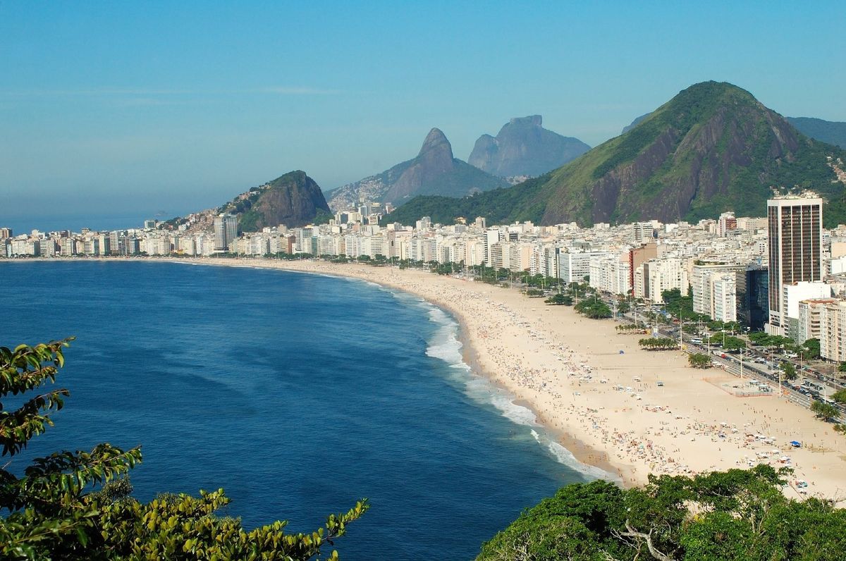 Vista da praia de Copacabana a partir do Forte do Leme no Rio de Janeiro.