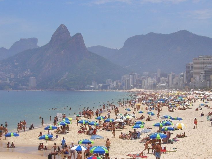 Praia de Ipanema com a vista emblemática para o Morro Dois Irmãos.