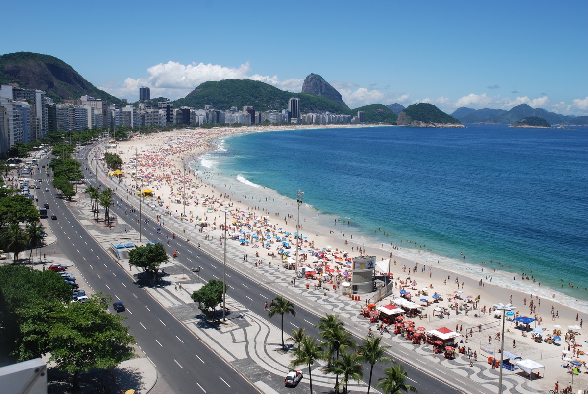Famoso calçadão de Copacabana ao longo da praia no Rio de Janeiro.