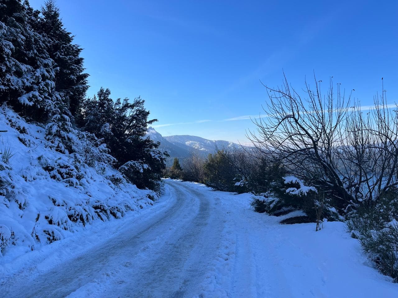 Streets near the base of Cerro Catedral. It is mandatory to use tire chains on vehicles during snowy periods.