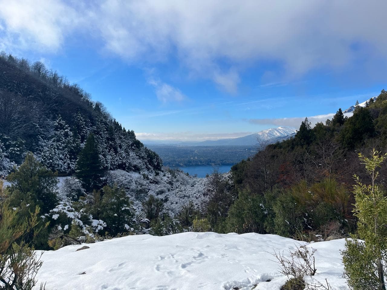 There is a trail connecting Cerro Catedral base with Lake Gutiérrez (start of the hike to Refugio Frey). During the first kilometers, you will have spectacular views of the lake from the mountainside.