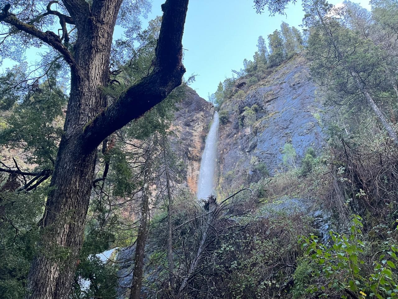 Cascada del Arroyo Motoco en Lago Puelo, Chubut, sendero de trekking y bosque nativo.