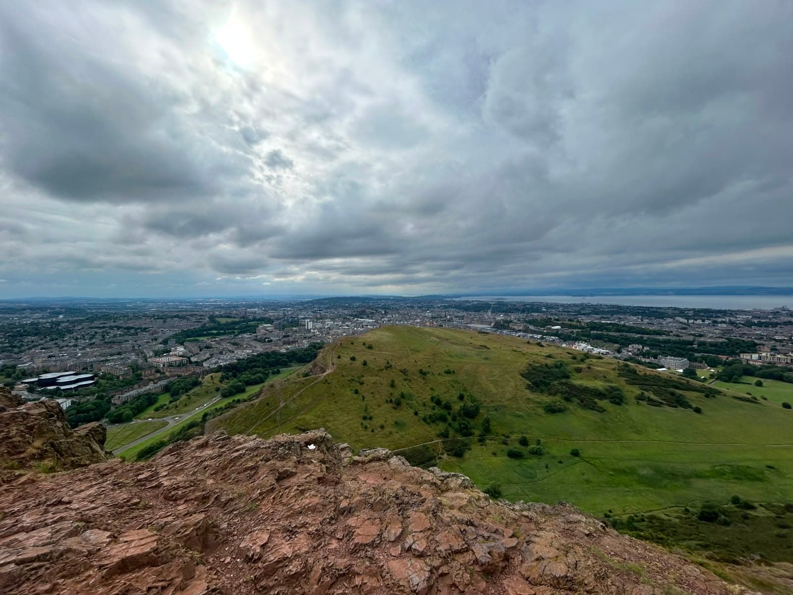 Vista de la ciudad de Edimburgo desde la cima de Arthur's Seat. Edimburgo, Escocia.