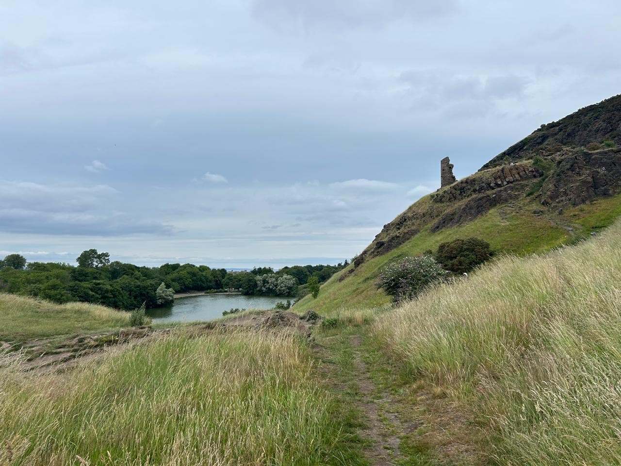 Ruinas de la Capilla de San Antonio con vistas al lago que se encuentra a mitad del ascenso a Arthur's Seat, Edimburgo.