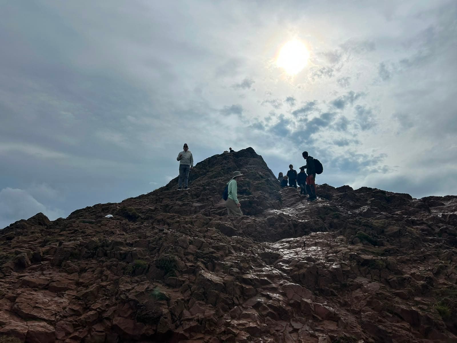 El tramo rocoso final que exige pasos firmes para alcanzar el punto geodésico de la cumbre. Arthur’s Seat, Edimburgo.