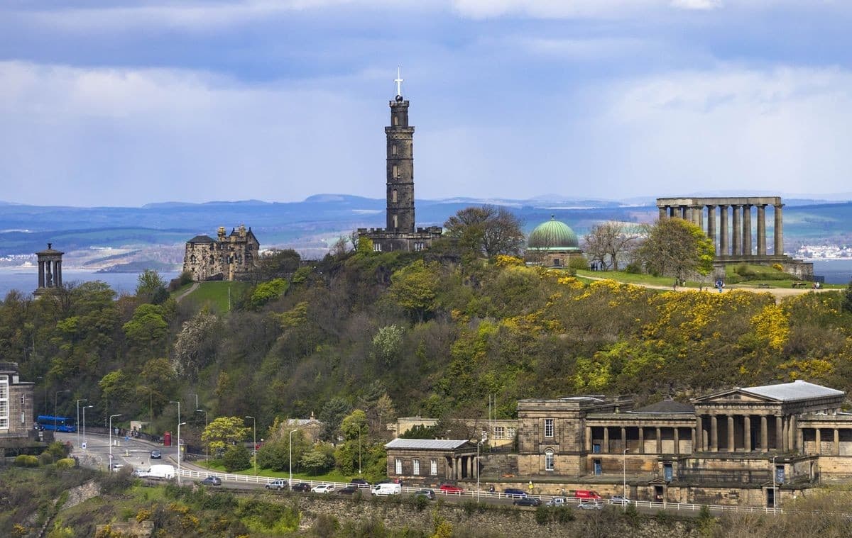 Vista del Observatorio de la Ciudad y el Monumento a Nelson recortando el cielo de Edimburgo desde la Calton hill.
