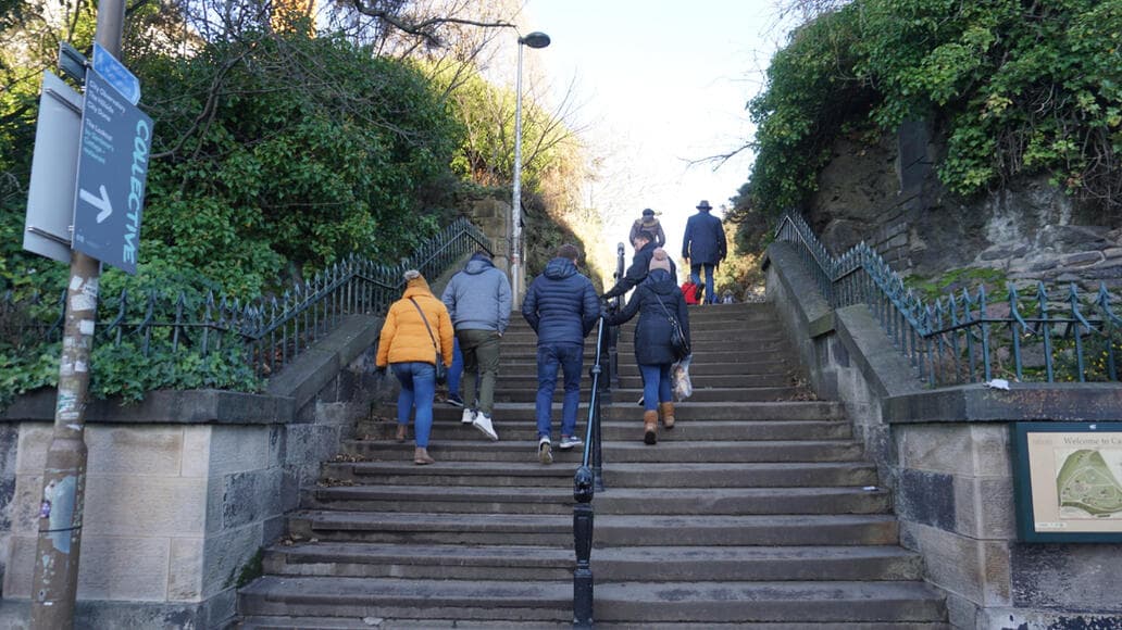 Sendero de escaleras de piedra que da acceso rápido a la colina de Calton Hill desde Regent Road.