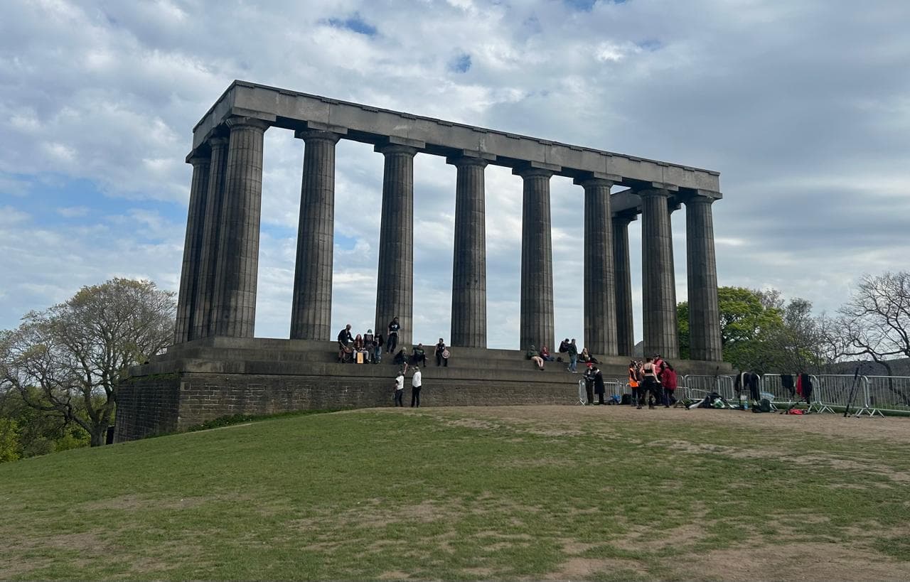 Las imponentes doce columnas del Monumento Nacional de Escocia en la cima de Calton Hill, Edimburgo.