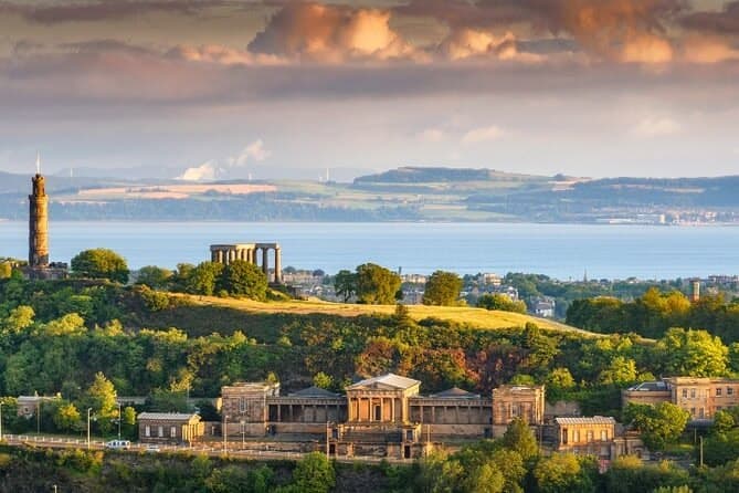 Vista panorámica de la Calton Hill en Edimburgo, Escocia.
