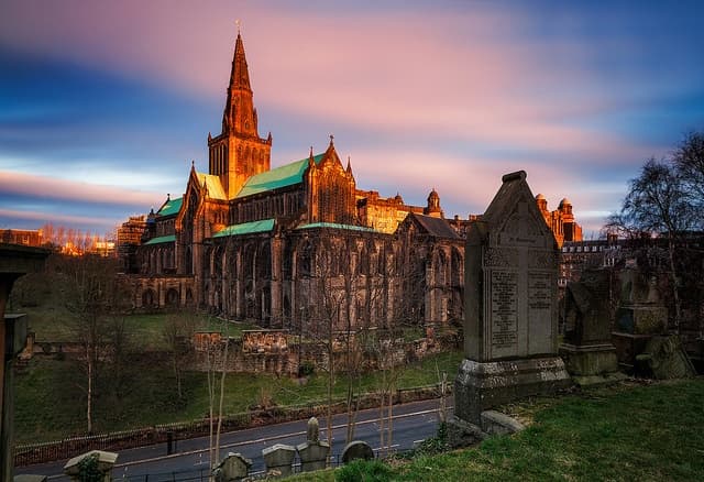 Imponente vista de la Catedral de Glasgow desde los senderos de piedra de la colina de la Necrópolis.