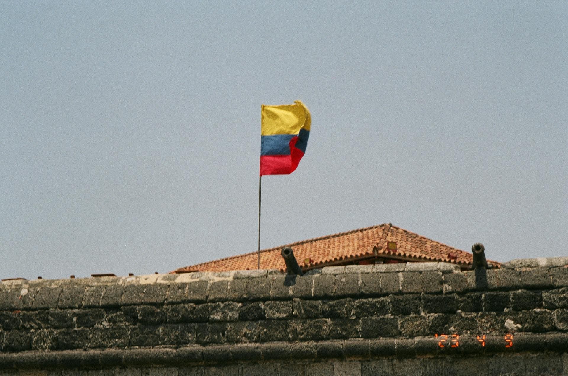 Guardians of history: the ancient cannons on the city walls of Cartagena. From here, the city was defended from pirate sieges, and today it is the best balcony to watch the sunset over the Caribbean.