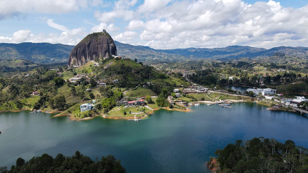 Guatapé: el pueblo más colorido de Colombia y la Piedra del Peñol