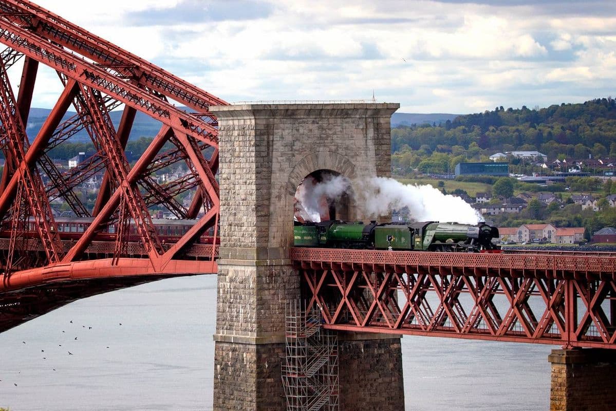 Tren de ScotRail cruzando el The Forth Bridge, puente inaugurado el 4 de marzo de 1890, fue declarado Patrimonio de la Humanidad por la UNESCO en 2015. En South Queensferry, Escocia.