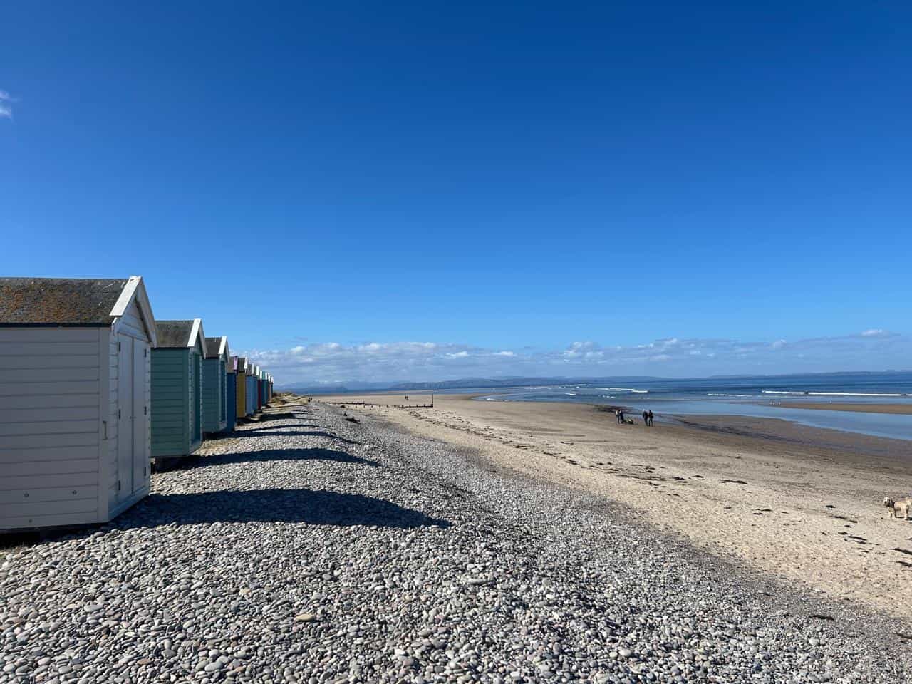 Playa de Findhorn con sus famosas casetas de madera de colores y el mar de Moray Firth.
