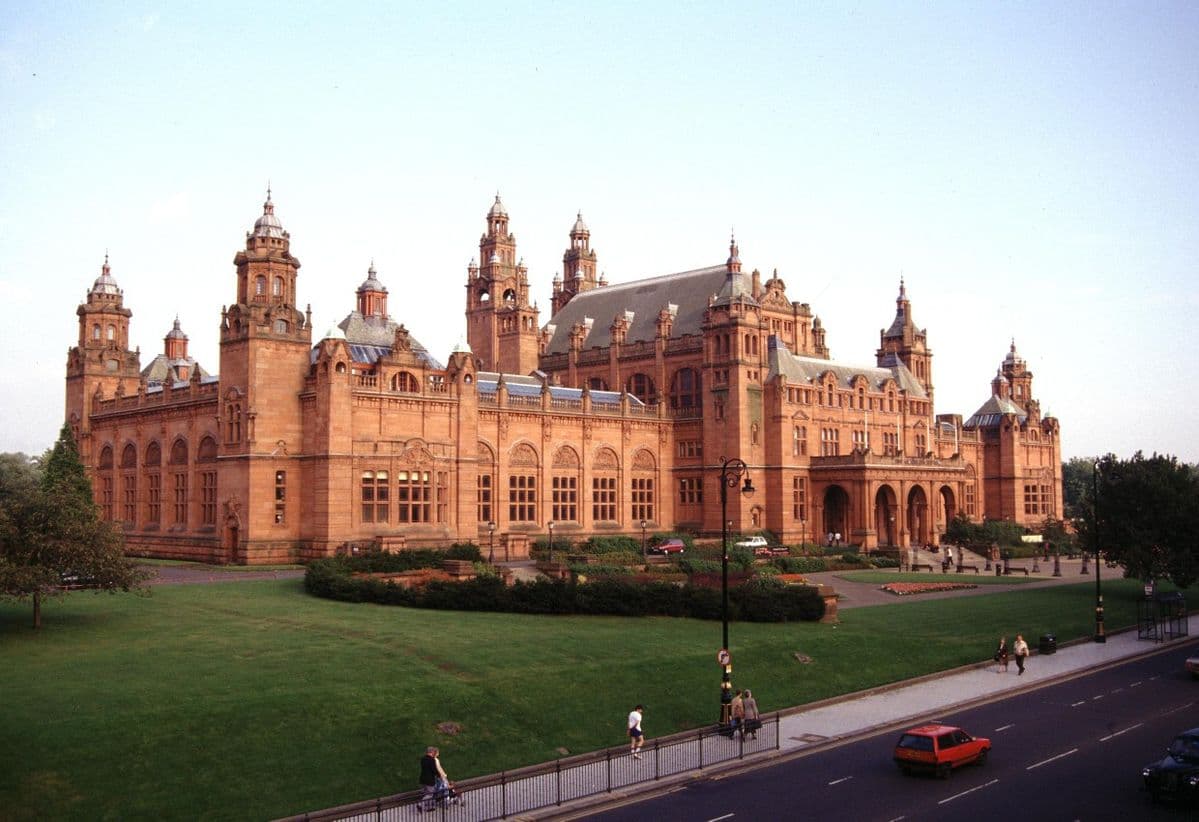 Fachada exterior de piedra roja del imponente edificio barroco español de la Galería de Arte y Museo Kelvingrove en Glasgow.