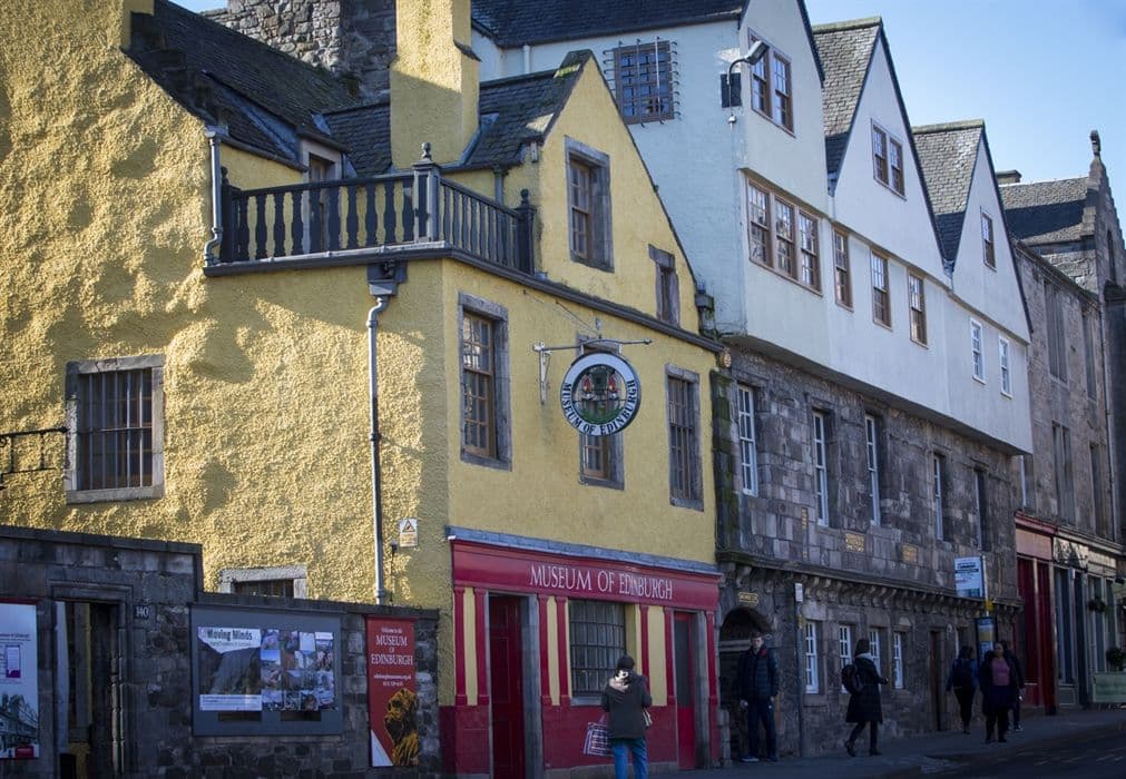 Fachada de color amarillo brillante de la histórica Huntly House, sede del Museo de Edimburgo en la Royal Mile.