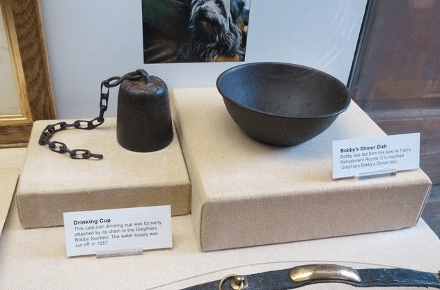 Exposición de objetos del legendario perrito Bobby de Grayfrias en el Museo de Edimburgo. Escocia.