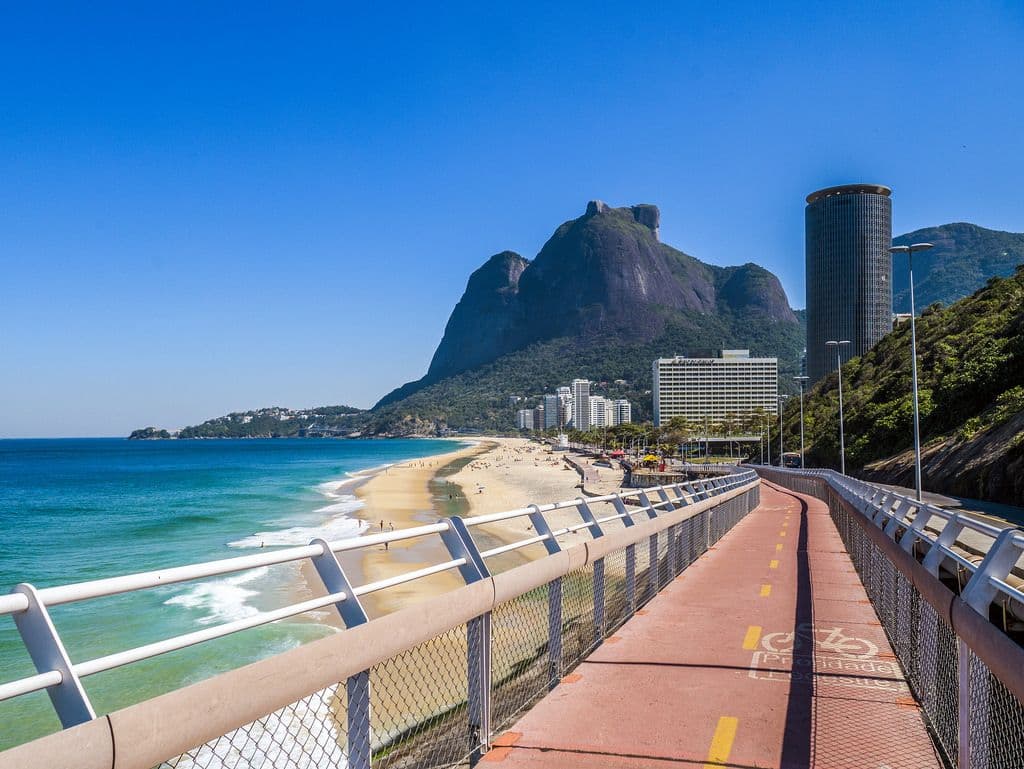 Recorrer Río de Janeiro en bicicleta: barrios, costa y uno de los tramos más increíbles del mundo