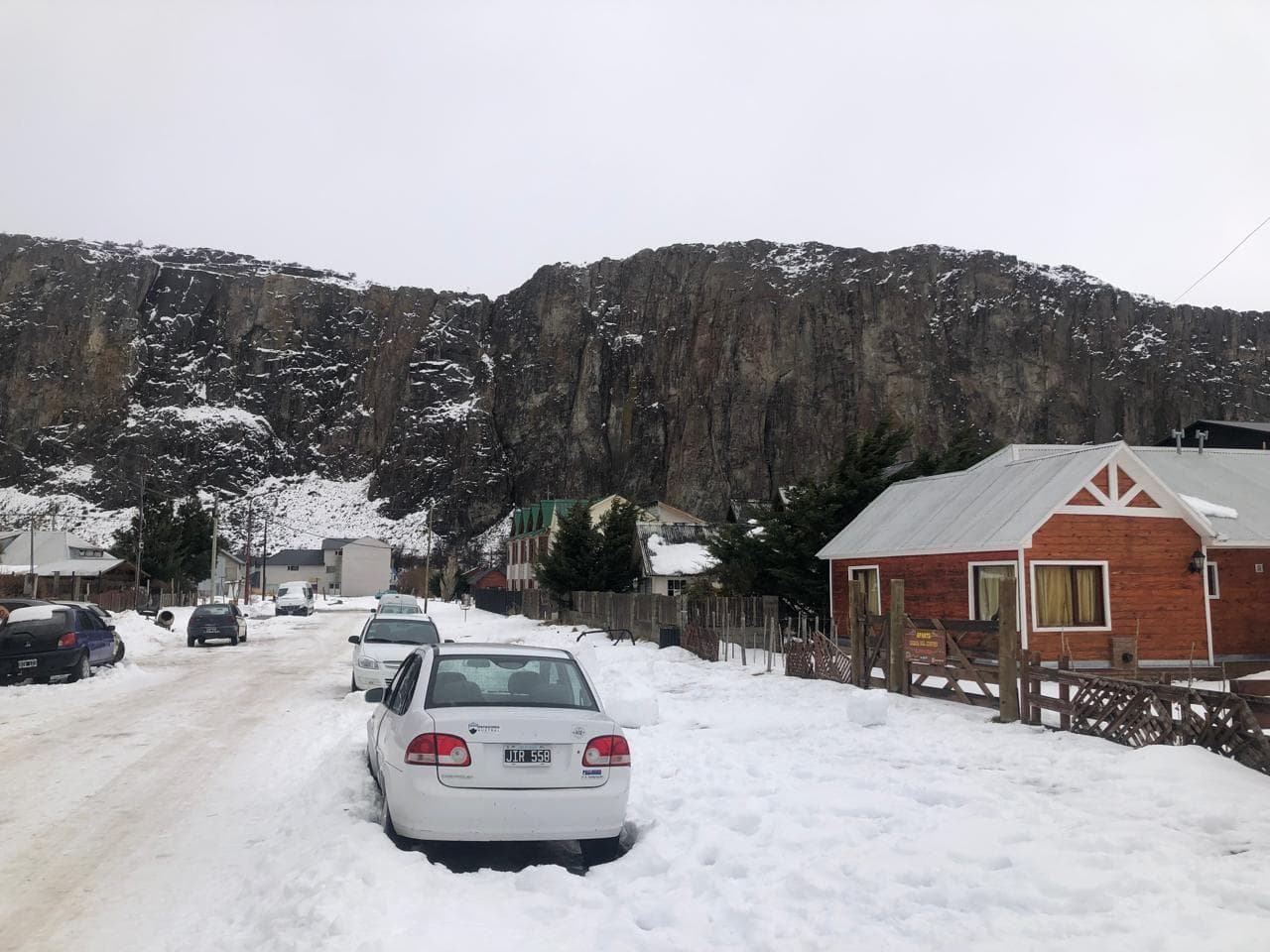 El Chaltén is a town very conscious of its environment. There are almost no trash cans on the trails (everyone returns with their waste) and the use of reusable bottles to carry water from the streams is encouraged.
