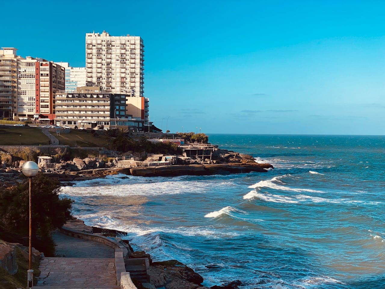Playa Chica. Ubicada en un rincón rocoso de la costa, esta pequeña playa es famosa por su entorno natural y su paseo de pasarelas que serpentea entre las piedras.