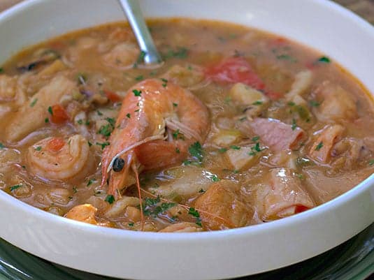 Flavors of the Golfo Nuevo: a very complete seafood casserole with fresh prawns, scallops, and mussels. The mandatory dish for any dinner facing the sea.