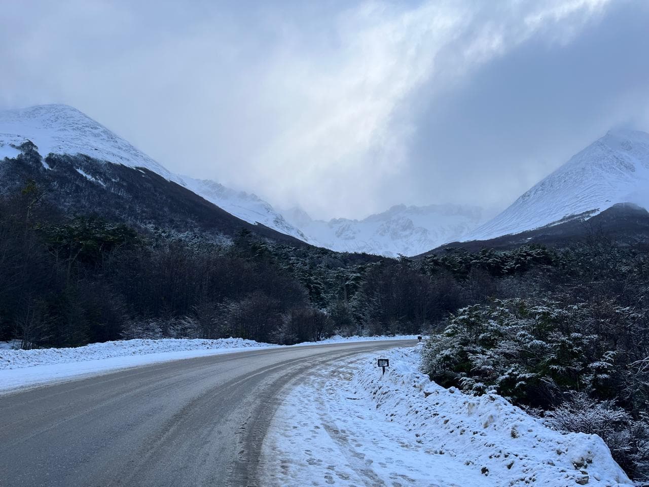 The base of the Martial Glacier is located just 7 kilometers from downtown Ushuaia, which represents a journey of approximately 15 minutes by car or taxi along Luis Fernando Martial street. There at the base is the tea house 'La Cabaña Tea House', as well as some bars, restaurants, and ski and snowboard schools.