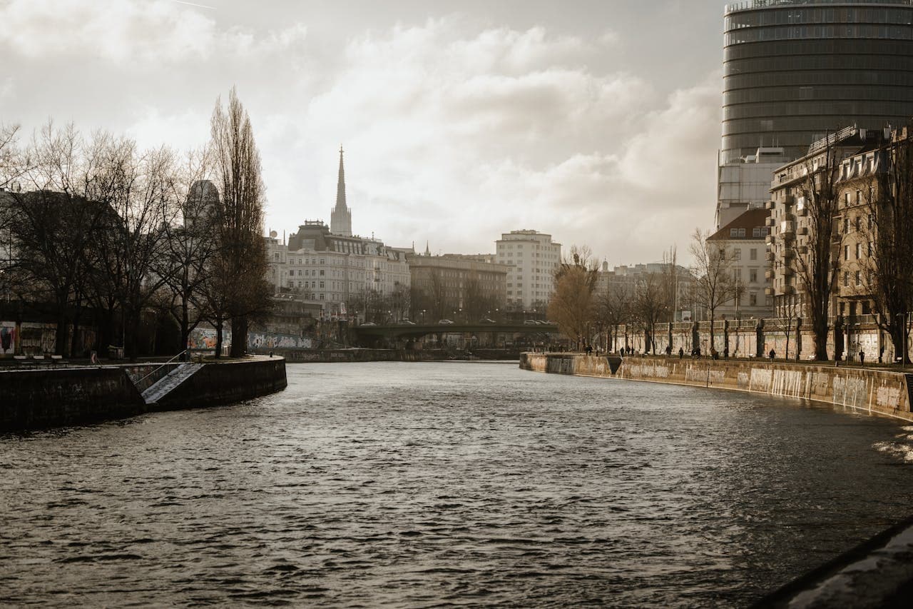 Viena it is located in northeastern Austria, near the borders with Slovakia, Hungary, and the Czech Republic.