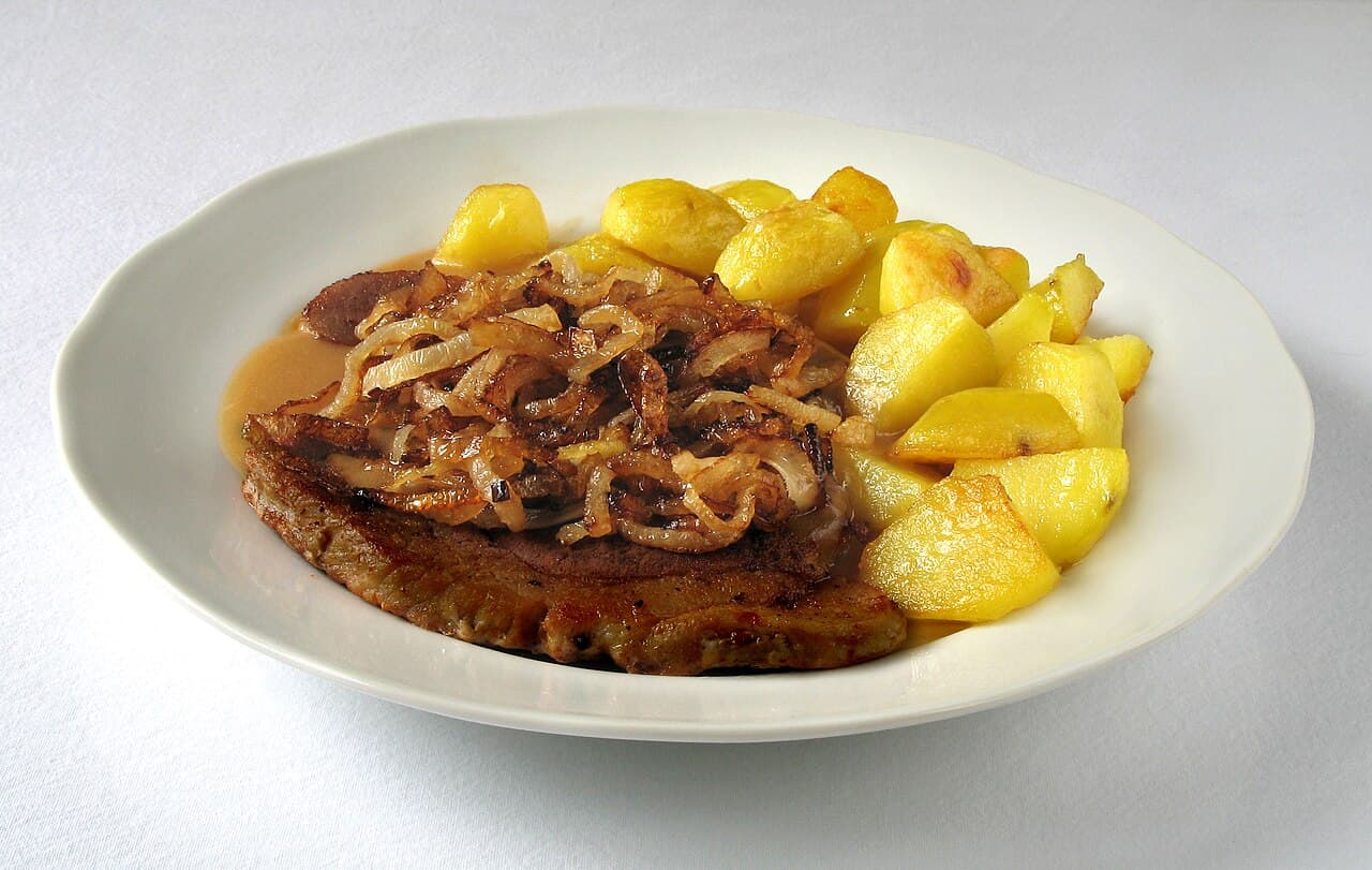 A Zwiebelrostbraten. Roasted beef with onions and potatoes.