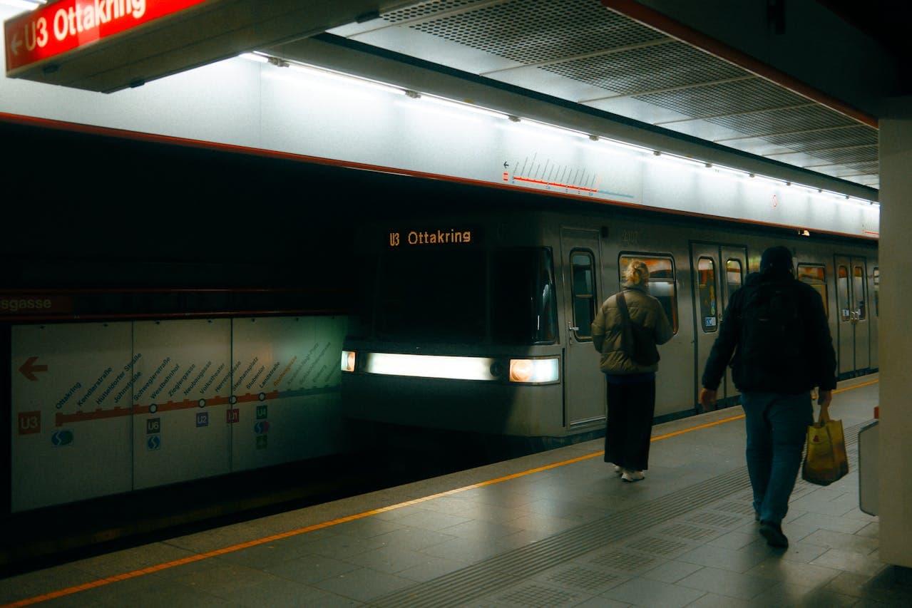 Vienna’s public transport network is very well developed. With metro, tram, and bus, you can move around quickly and reliably.