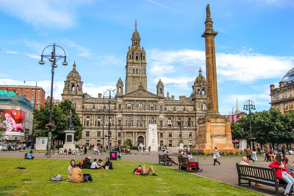Vista de George Square en el centro de Glasgow con el Ayuntamiento de fondo.