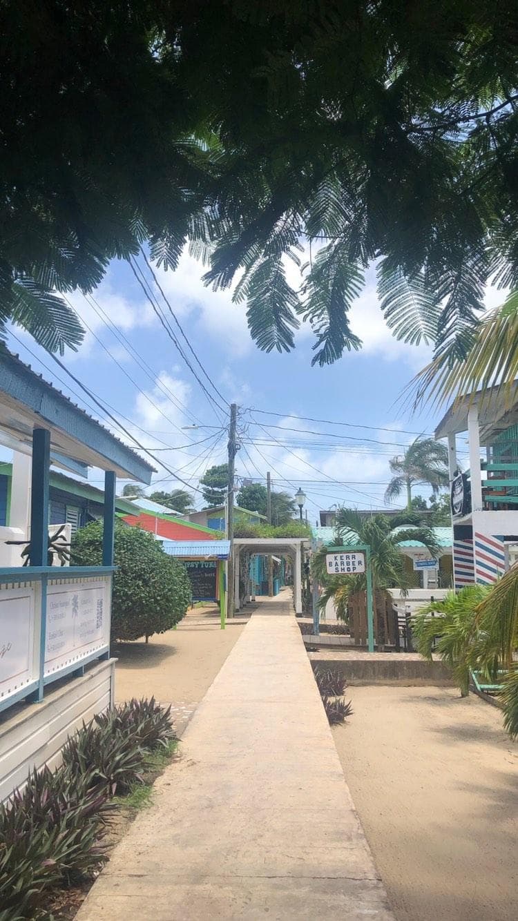 Placencia, Belize: Caribbean beaches, reefs, and relaxed local life - Imagen 3