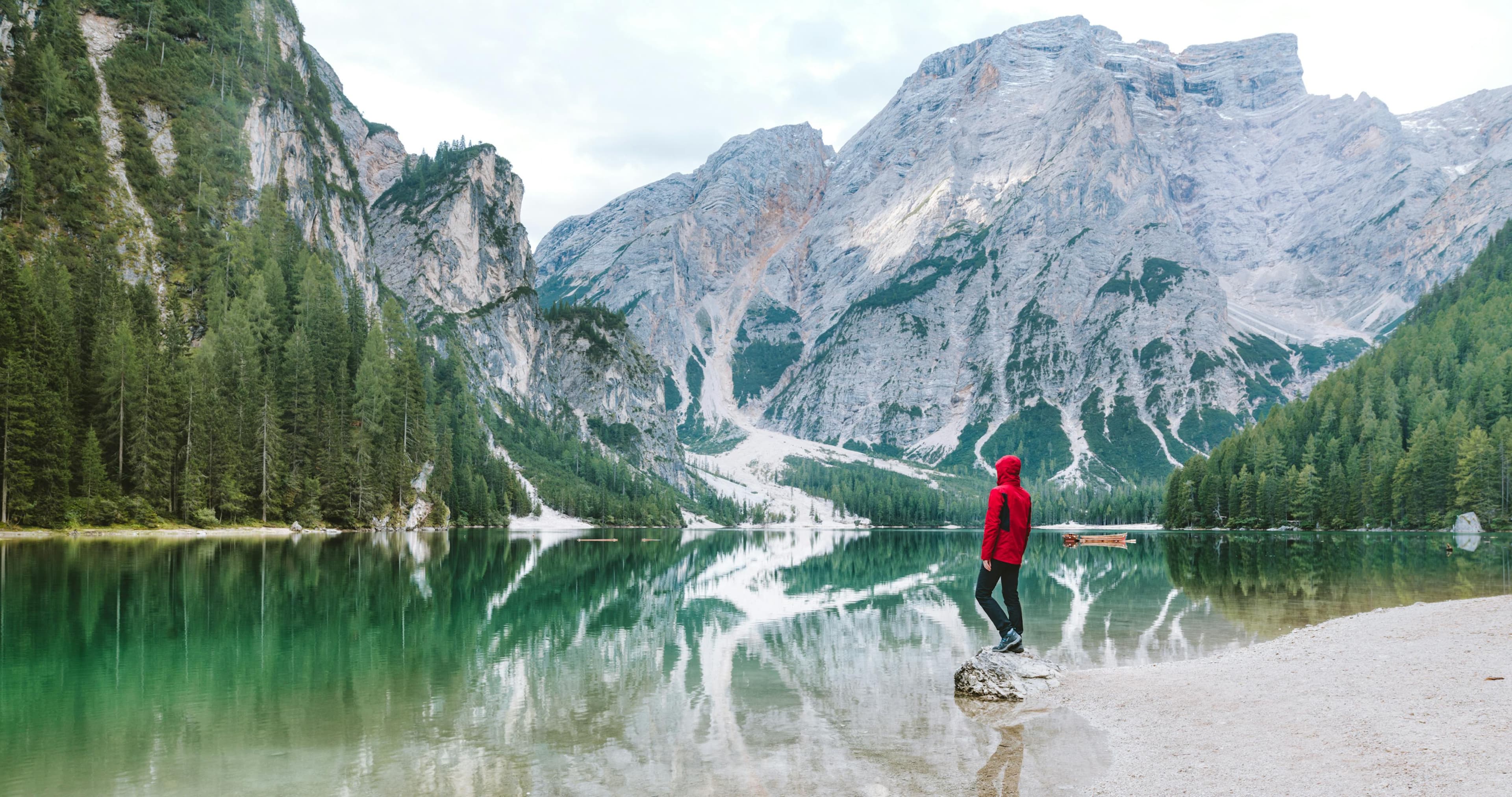 Paisaje de montaña con lago en destino turístico