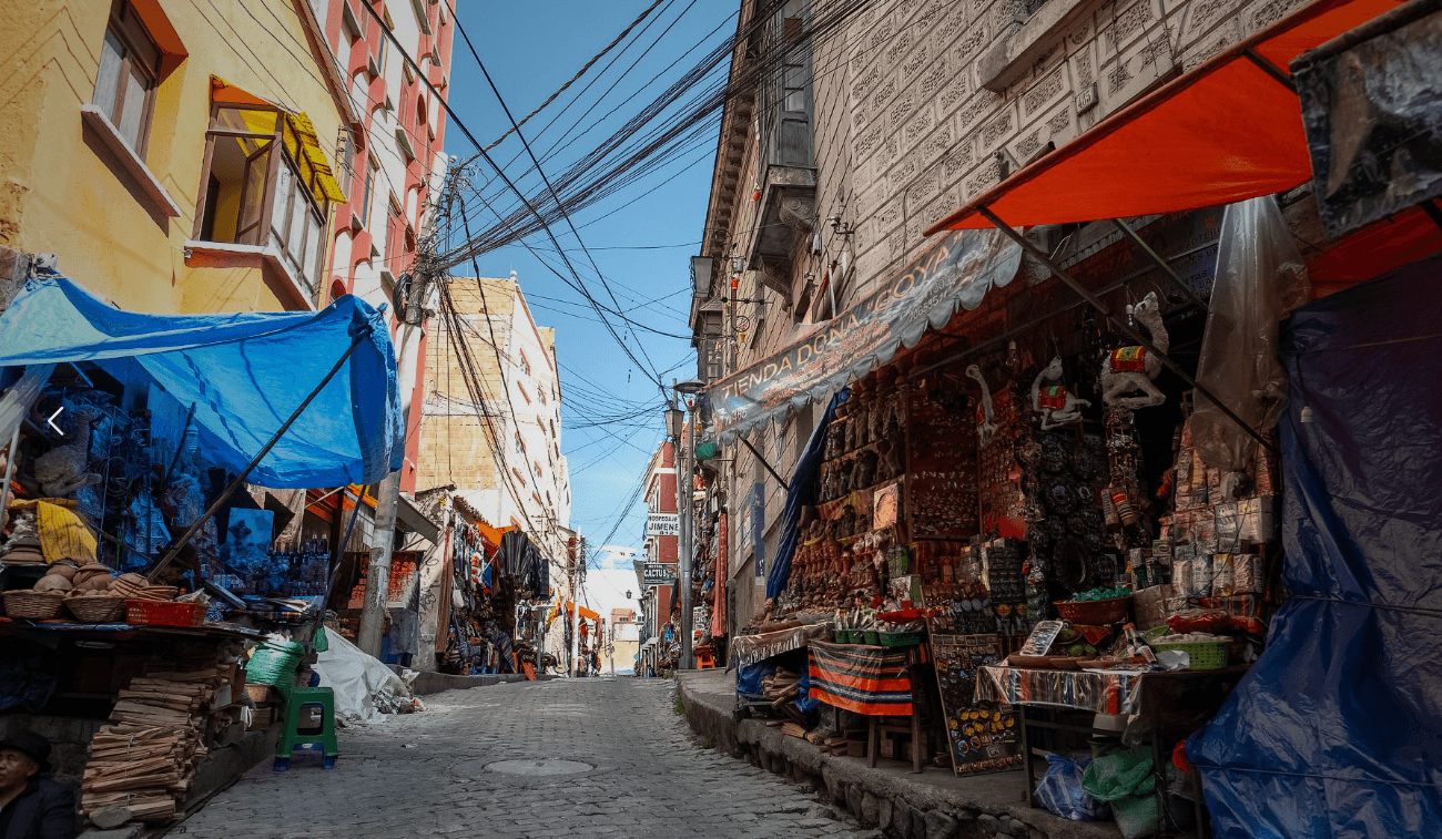 Traditional Bolivian market with local products and typical clothing.
