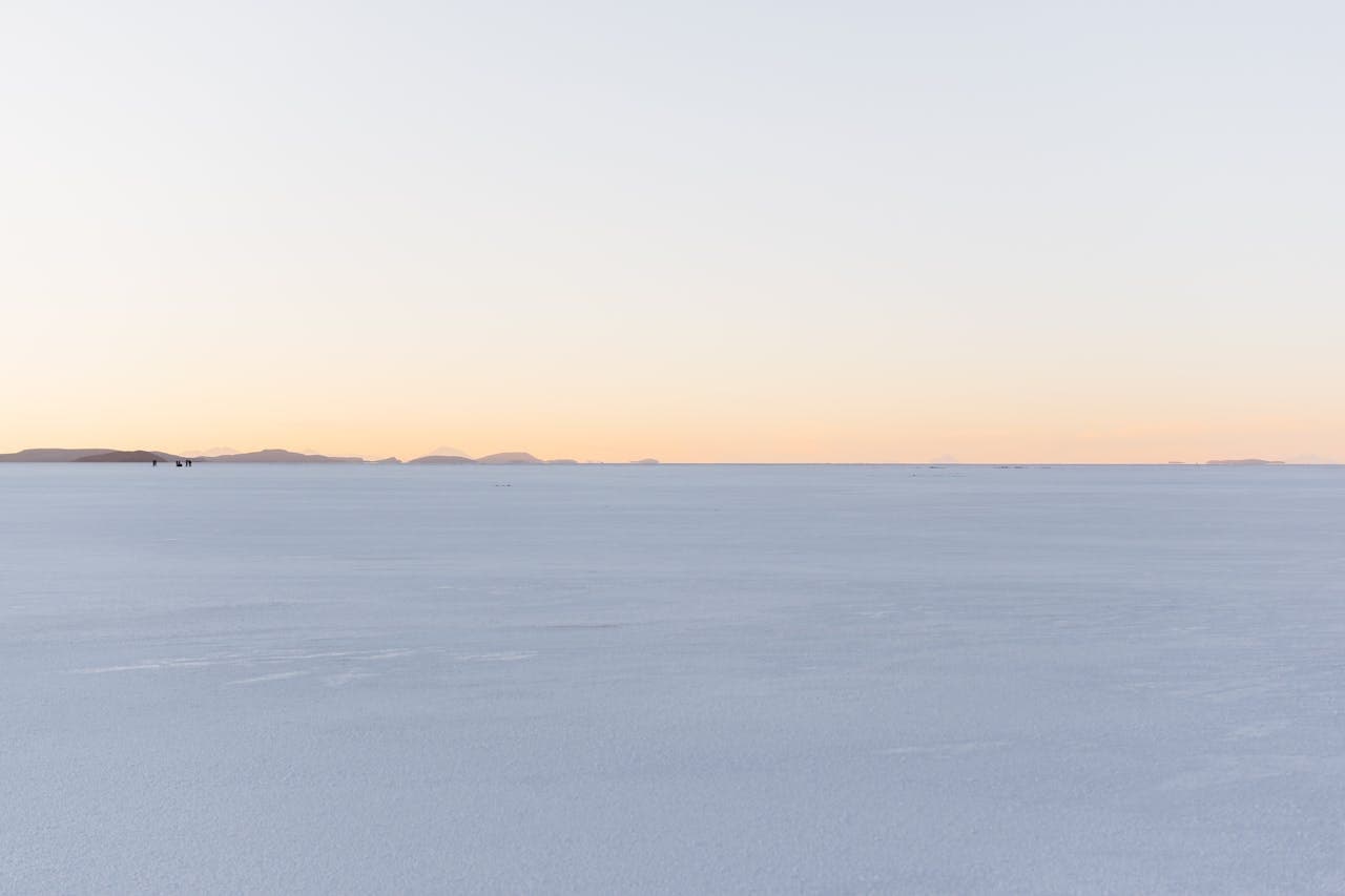 The Salar de Uyuni is the result of a massive drying process that took thousands of years. It was not a single event, but a series of transformations of prehistoric lakes.