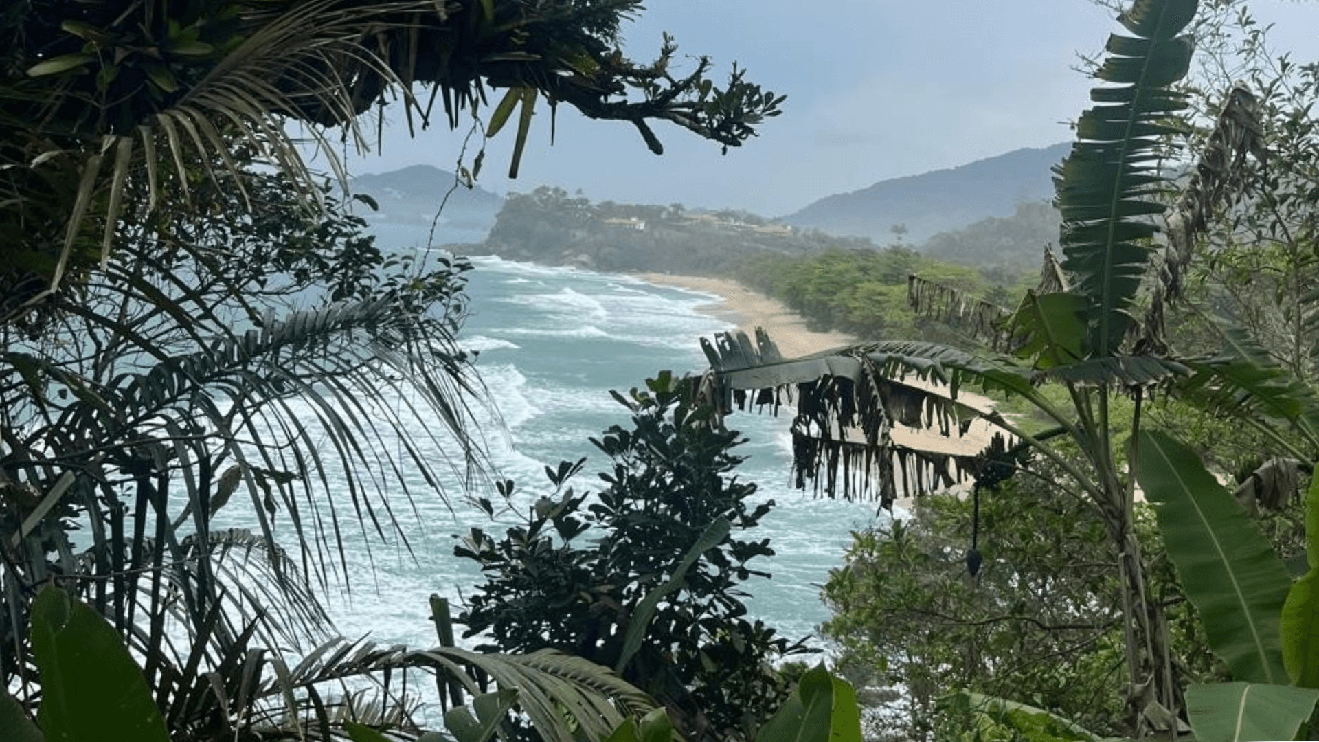 Downtown Ubatuba (Itaguá area) features Rua Guarani, a lively street filled with clothing shops, live music bars, and ice cream parlors. It is a pleasant and safe area to walk around at night.