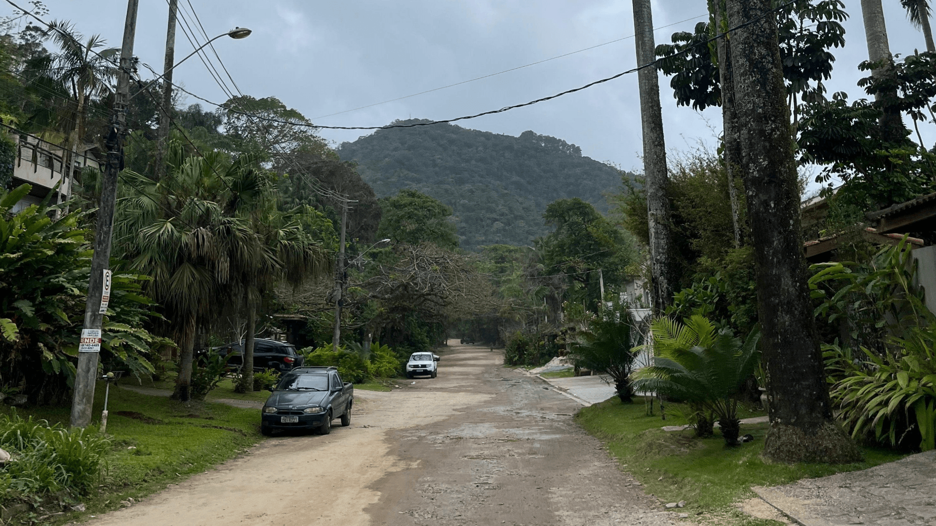 This is a true 'pé na areia' destination (feet in the sand). No elegant clothes are needed. People walk around in flip-flops, swimsuits, and a relaxed mood. Perfect for disconnecting from the city and reconnecting with nature.