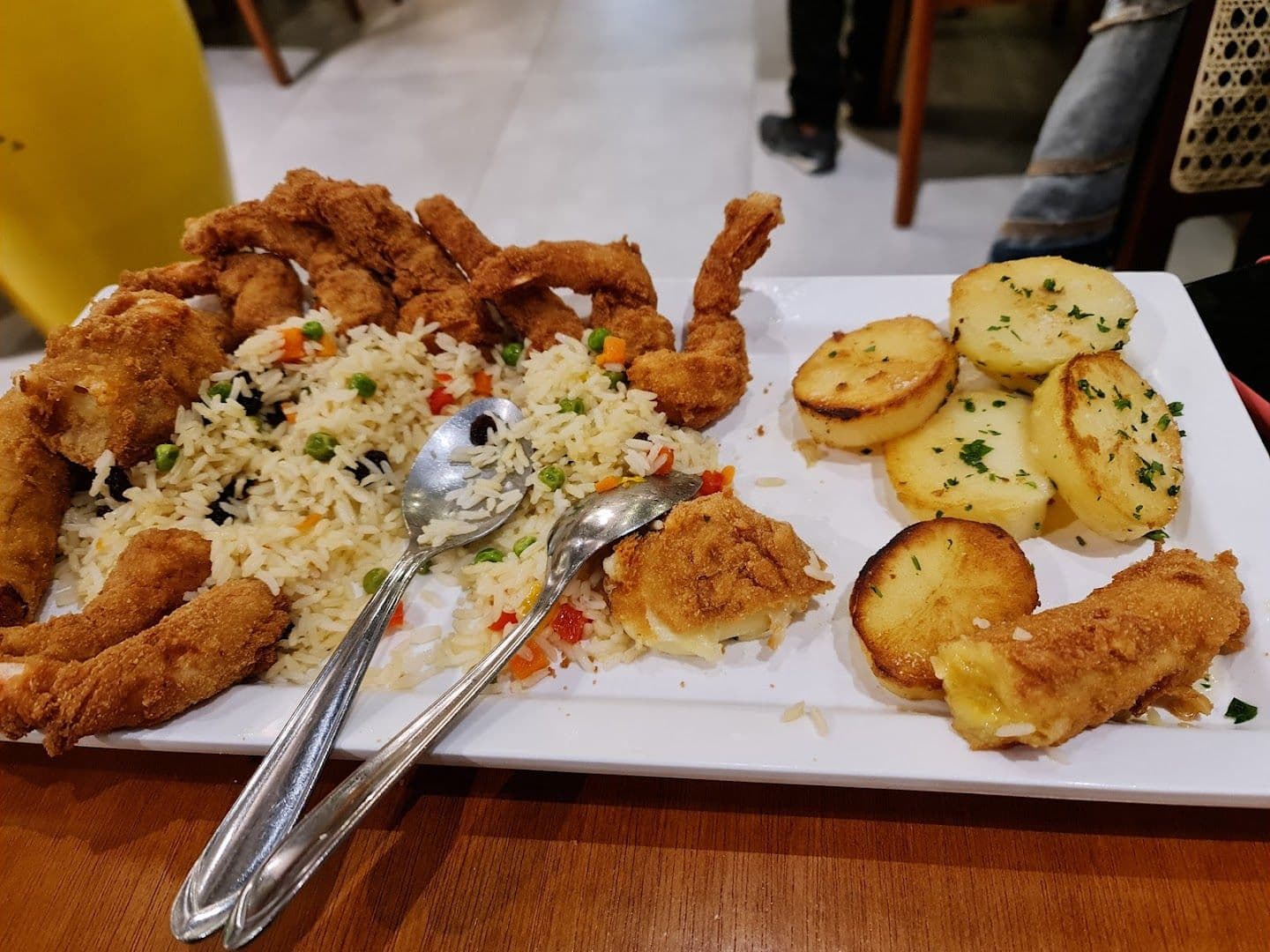 Traditional food in Ubatuba is heavily influenced by caiçara culture, a blend of Indigenous, Portuguese, and African traditions that make extensive use of local seafood, palm hearts, bananas, and fresh ingredients.