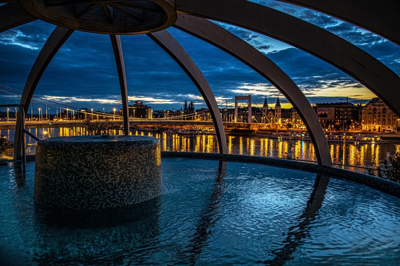 La pileta jacuzzi circular de la terraza de los Baños Rudas con vistas panorámicas al río Danubio en Budapest.