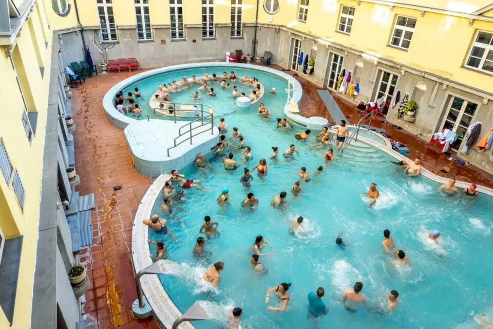 El patio interior de los baños termales Lukács en Budapest, un espacio tranquilo y frecuentado por locales.