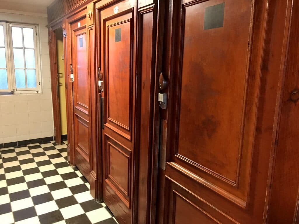 Cabinas individuales en baños termales de Budapest. Suelen ser de poco más de un metro cuadrado con asiento y perchero, con cerradura para cambiarte y guardar tus cosas mientras disfrutas las instalaciones.