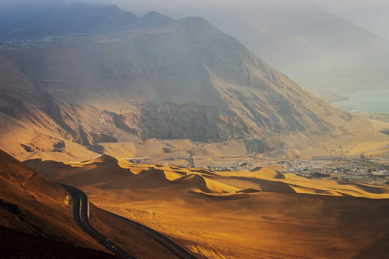 Ruta atravesando el desierto en Iquique, Chile.