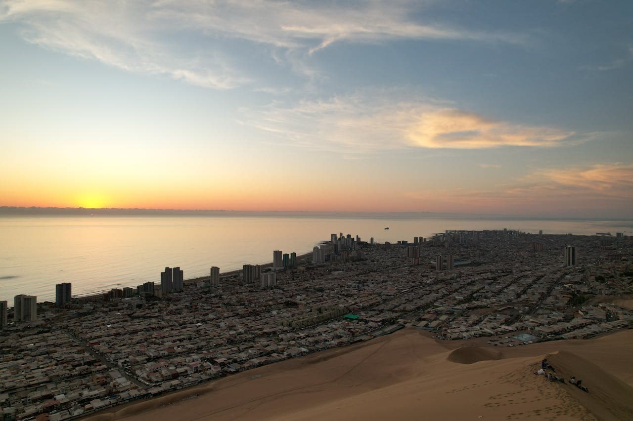 Vista costera de Iquique, ciudad del norte de Chile entre el desierto y el océano Pacífico.