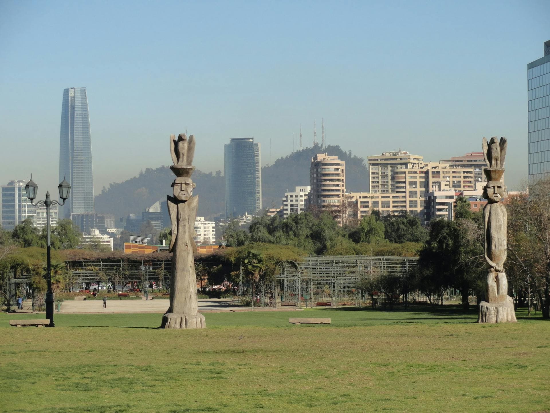 Vista urbana de Santiago de Chile con la cordillera de los Andes al fondo.