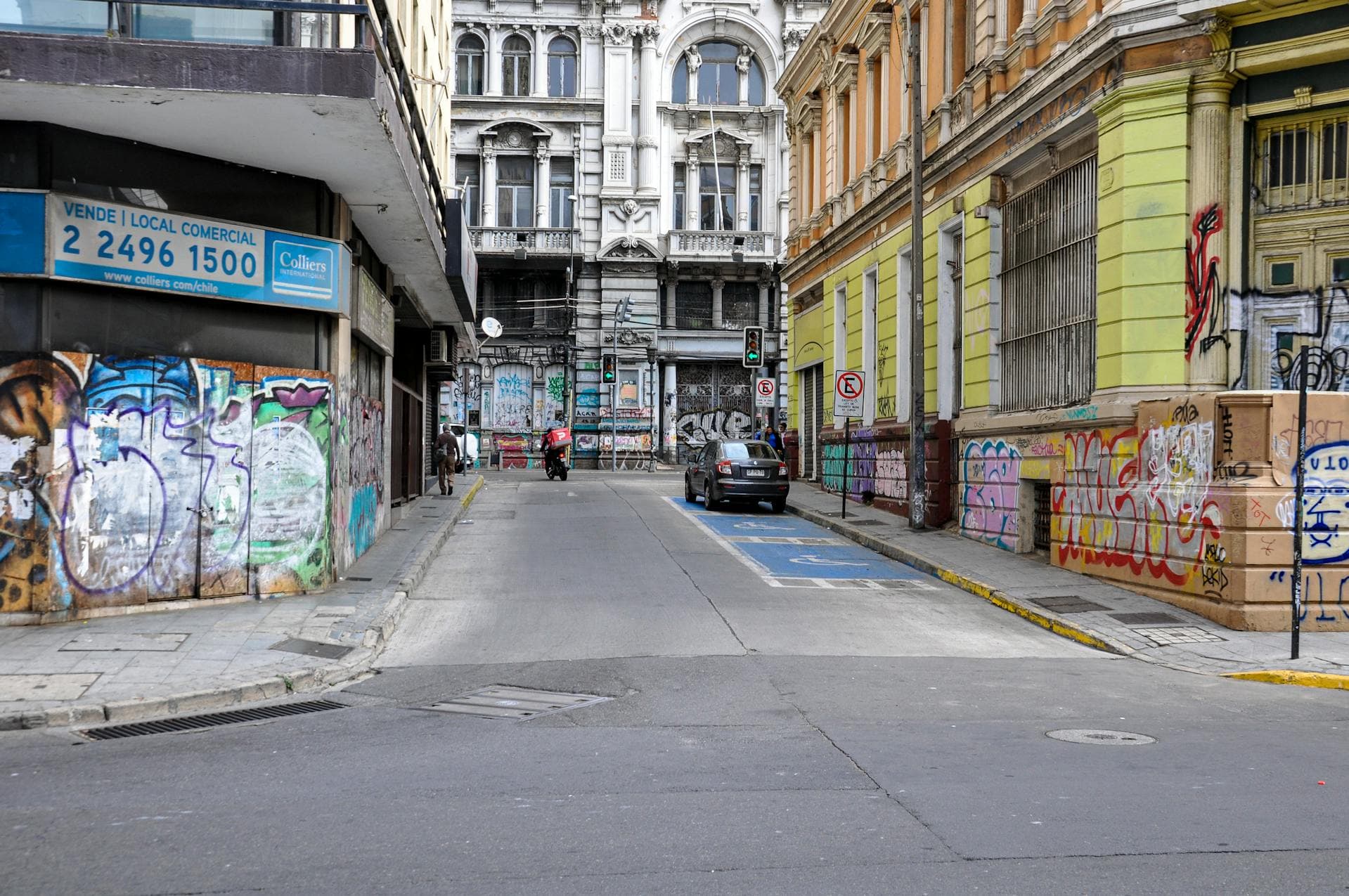 Calle urbana de Santiago de Chile.