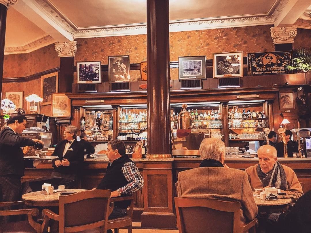 Interior del histórico Café Tortoni en Buenos Aires.