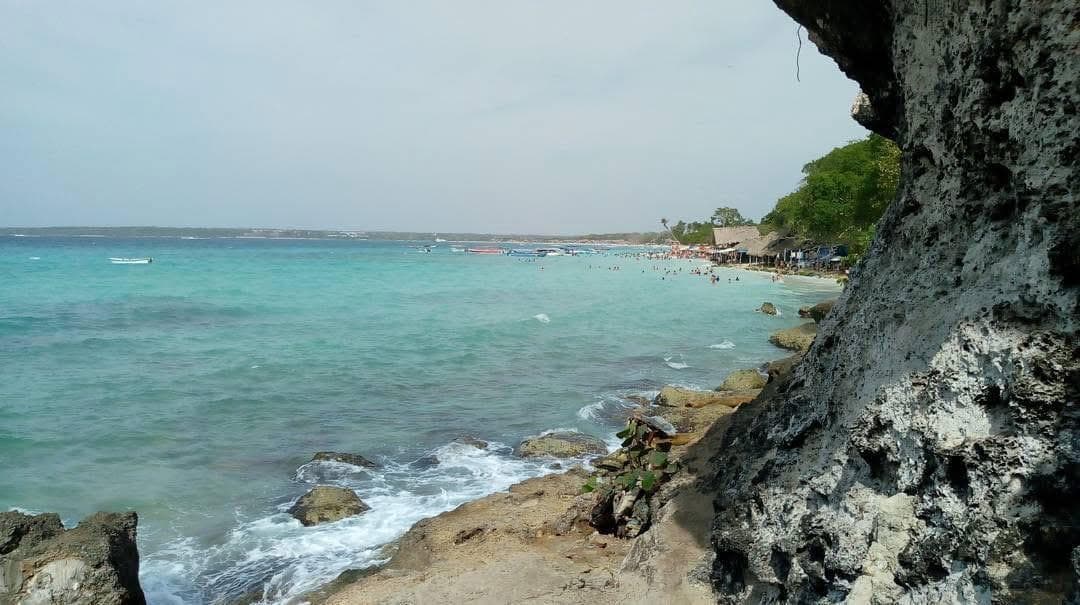 The seven colors of the Caribbean: in Isla Barú the sea goes from crystal-clear light blue to deep blue in just a few meters, thanks to its white sand bottoms and coral reefs.