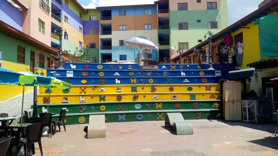Plazoleta de los Zócalos. It is the vibrant heart of the town, a stepped square full of color. A perfect place to sit and have a Colombian coffee while admiring the architecture. The stairs are also decorated with motifs from the coffee culture.